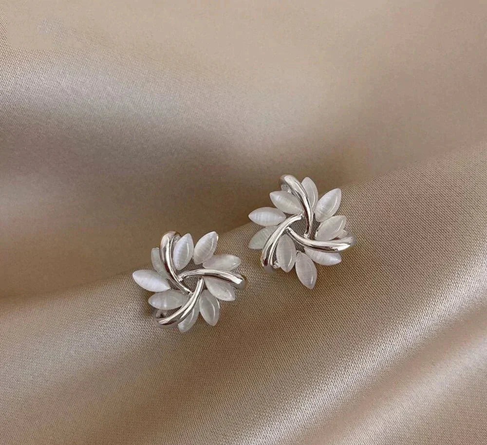 Brehn | Elegante und exquisite goldene Opal-Blumen-Kreis-Stift-Ohrstecker