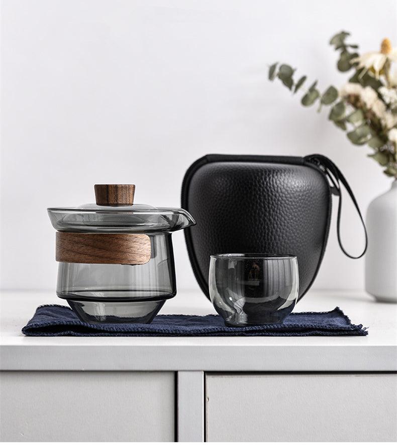 Elegante hitzebeständige Glastasse mit Walnussdeckel für Teeliebhaber