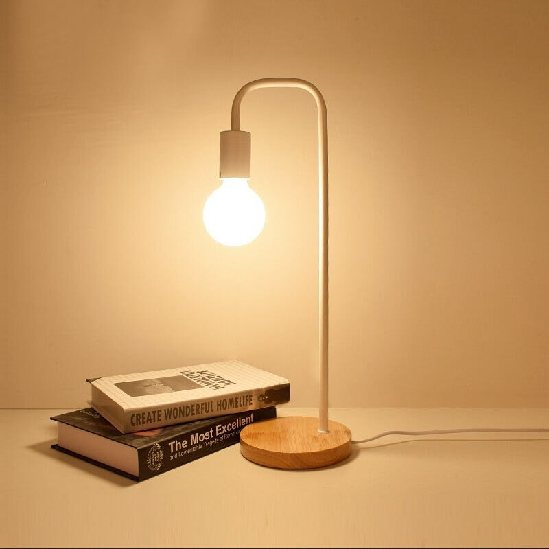 Edison Industrial Nachttischlampe mit Holzfuß und Metallkörper | Brehn