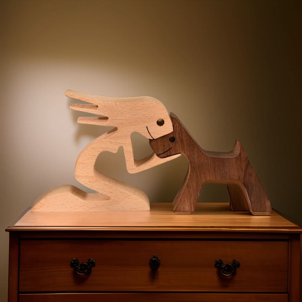 Handgefertigte Holzfigur von Hund und Mensch