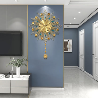Elegante Blumen-Wanduhr mit luxuriösen goldenen Akzenten | Brehn