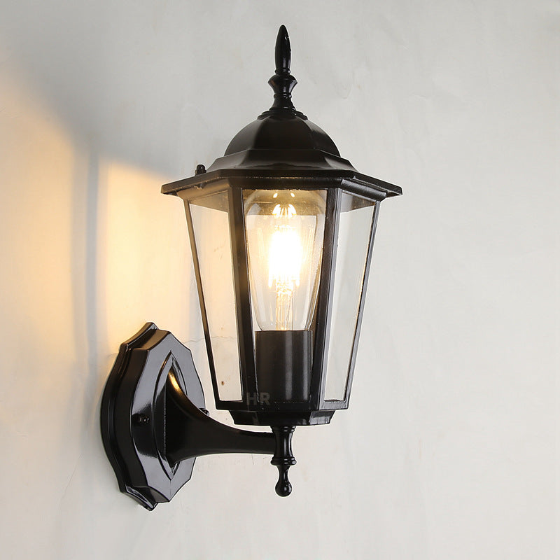 Sechseckige Wandleuchte mit Aluminiumrahmen, mattiertem Glas und einer Lichtquelle für den Außenbereich, geeignet für den Garten