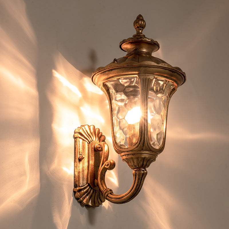Traditionelle europäische wasserdichte kastellförmige Aluminium-Glas 1-Licht Außenwandleuchte für den Garten | Brehn