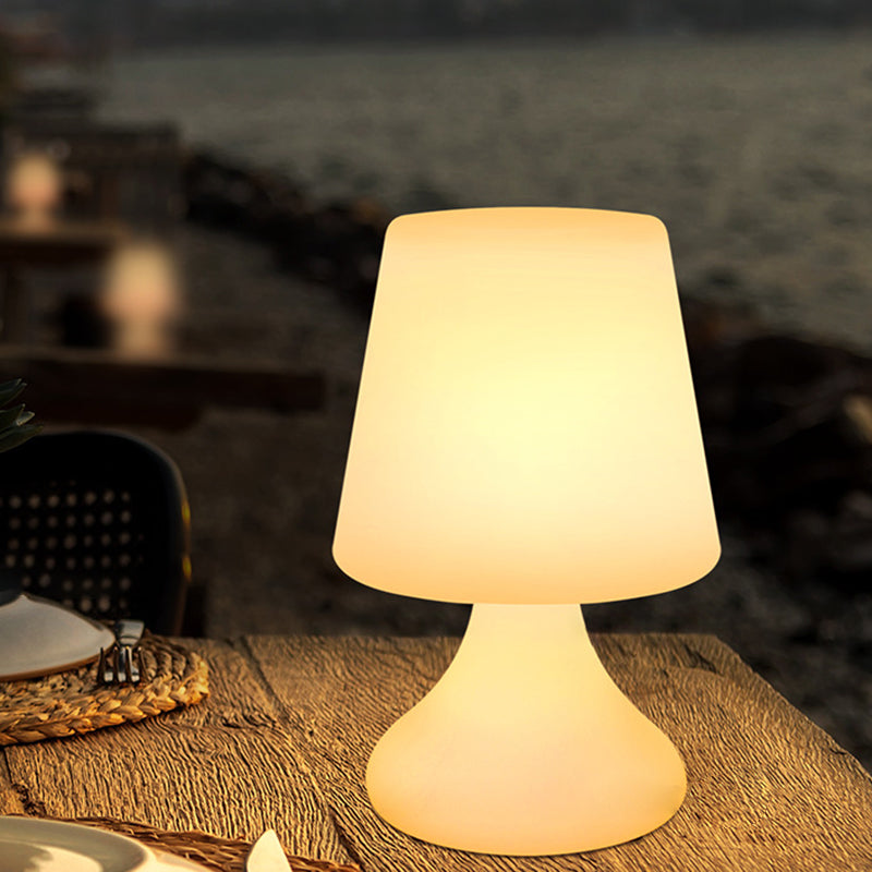 Moderne Minimalistische PE Becherform USB LED Tischlampe Nachtlicht für Außenpatio | Brehn