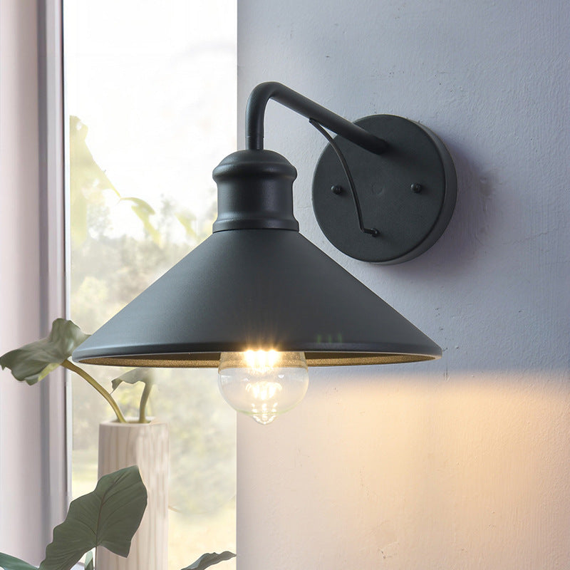 Moderner minimalistischer Kegel-Eisen 1-Lampe Wandleuchte für Außenpatio | Brehn