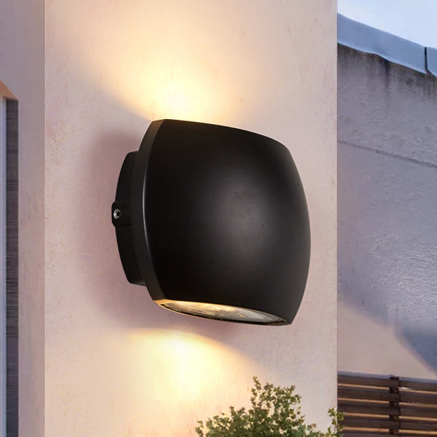 Zeitgenössische industrielle Halbkreis-Aluminium-LED-Außenwandleuchte für den Garten | Brehn