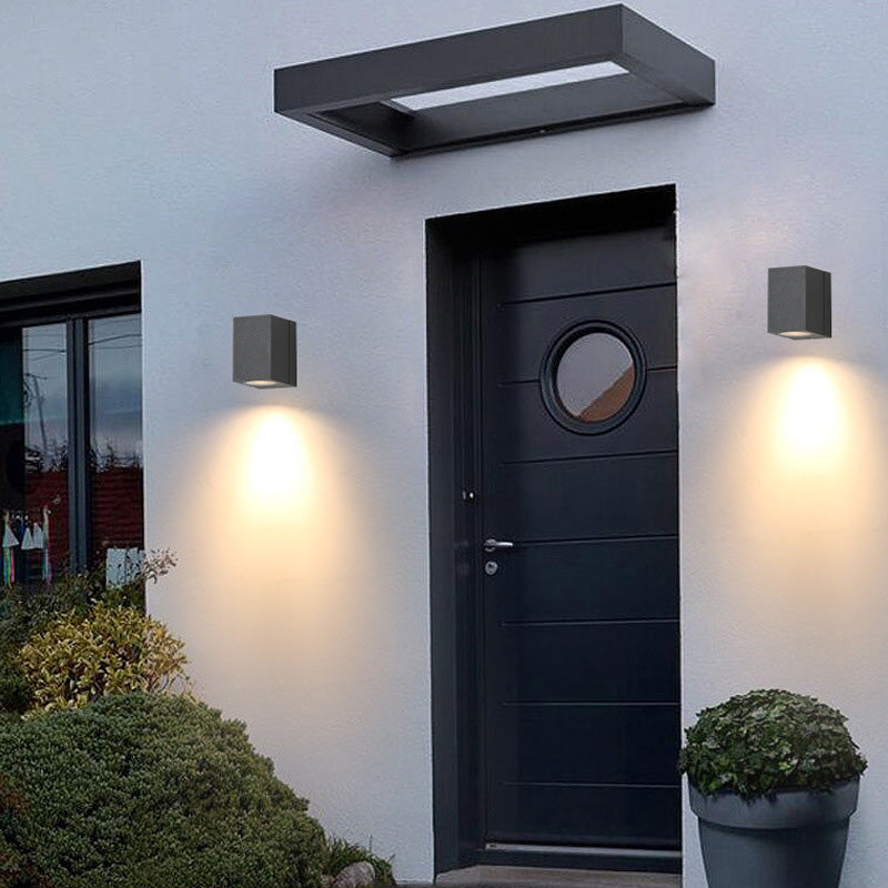 Zeitgenössische industrielle rechteckige Aluminium 1-Licht Außenwandleuchte für den Garten | Brehn
