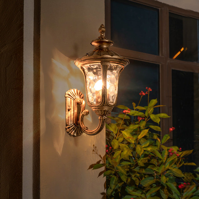 Traditionelle europäische wasserdichte kastellförmige Aluminium-Glas 1-Licht Außenwandleuchte für den Garten | Brehn