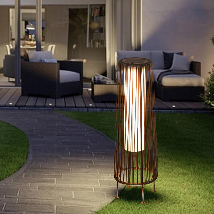Moderner minimalistischer solarwasserfester runder vertikaler Zugstreifen Eisen Rattan LED Stehlampe für den Außenbereich Patio | Brehn