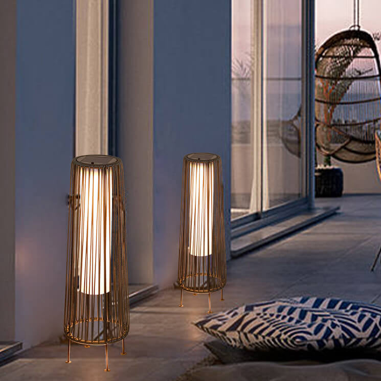 Moderner minimalistischer solarwasserfester runder vertikaler Zugstreifen Eisen Rattan LED Stehlampe für den Außenbereich Patio | Brehn