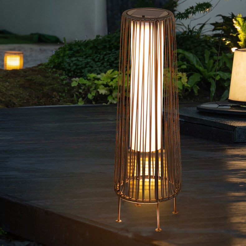 Moderner minimalistischer solarwasserfester runder vertikaler Zugstreifen Eisen Rattan LED Stehlampe für den Außenbereich Patio | Brehn
