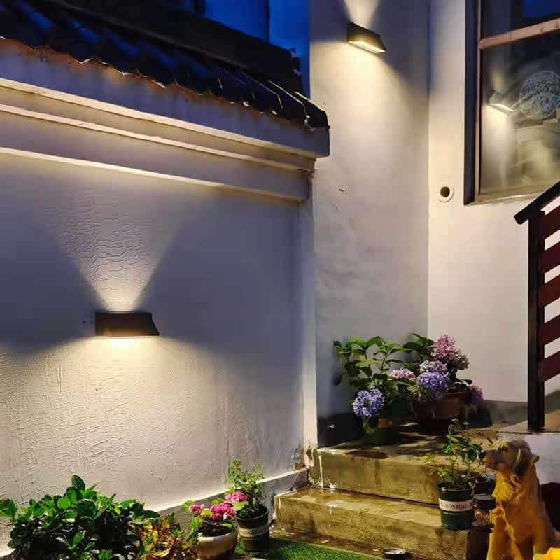 Wasserdichte, rechteckige LED-Wandleuchte für den Außenbereich mit Solarbetrieb, ideal für Terrasse und Garten.