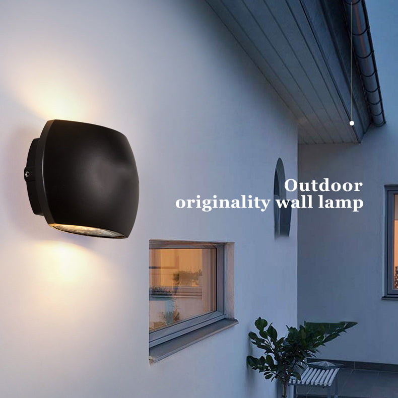 Zeitgenössische industrielle Halbkreis-Aluminium-LED-Außenwandleuchte für den Garten | Brehn