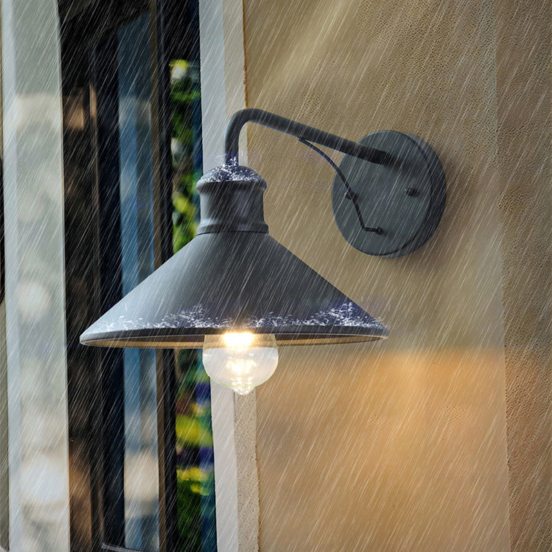 Moderner minimalistischer Kegel-Eisen 1-Lampe Wandleuchte für Außenpatio | Brehn