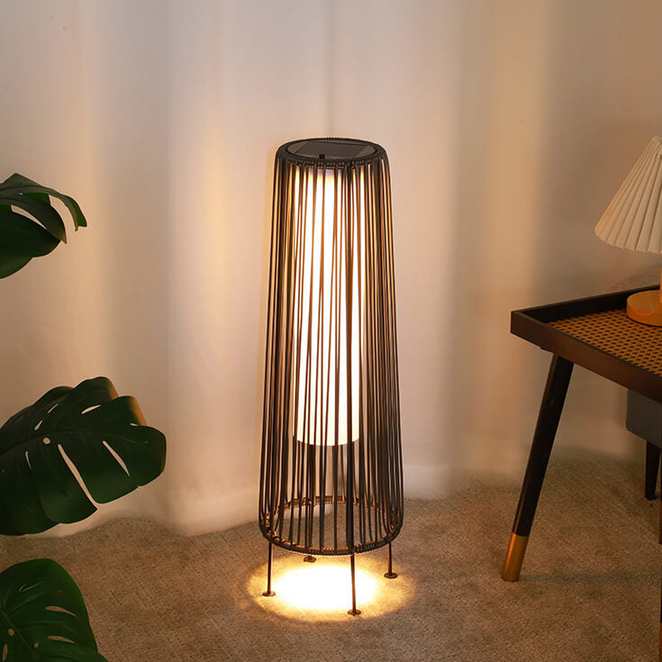 Moderner minimalistischer solarwasserfester runder vertikaler Zugstreifen Eisen Rattan LED Stehlampe für den Außenbereich Patio | Brehn
