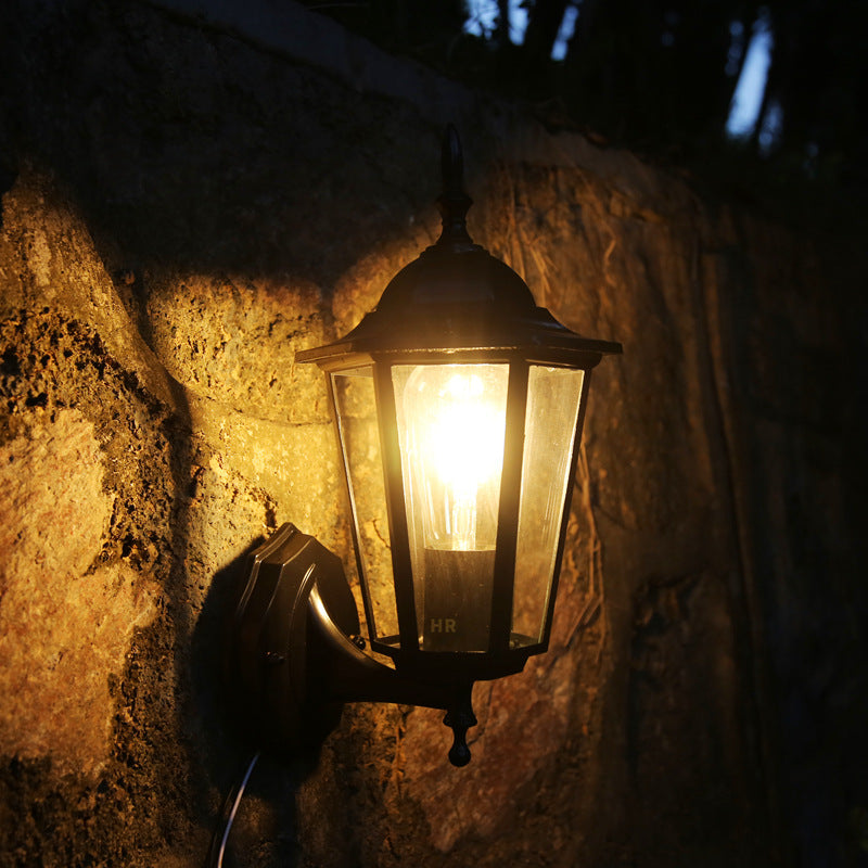 Sechseckige Wandleuchte mit Aluminiumrahmen, mattiertem Glas und einer Lichtquelle für den Außenbereich, geeignet für den Garten
