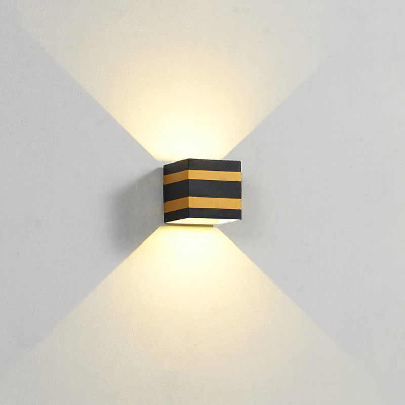 Minimalistische, quadratische LED-Wandleuchte aus Aluminium für den Außenbereich – wasserdicht und würfelförmig