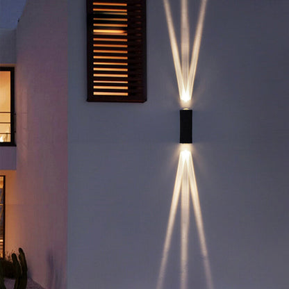 Moderne LED-Wandleuchte mit zwei Leuchtenköpfen und Aluminiumlinse für den Außenbereich.