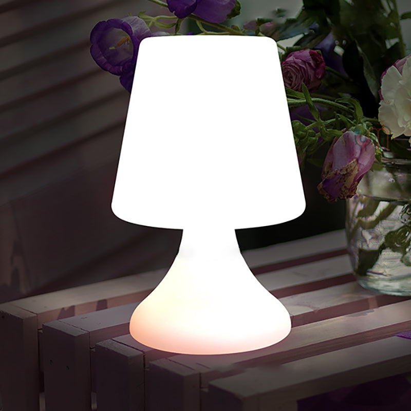 Moderne Minimalistische PE Becherform USB LED Tischlampe Nachtlicht für Außenpatio | Brehn