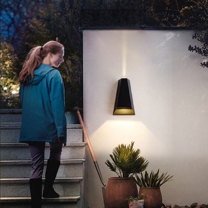 Moderne kreative trapezförmige Up and Down beleuchtete LED Außenwandleuchte | Brehn