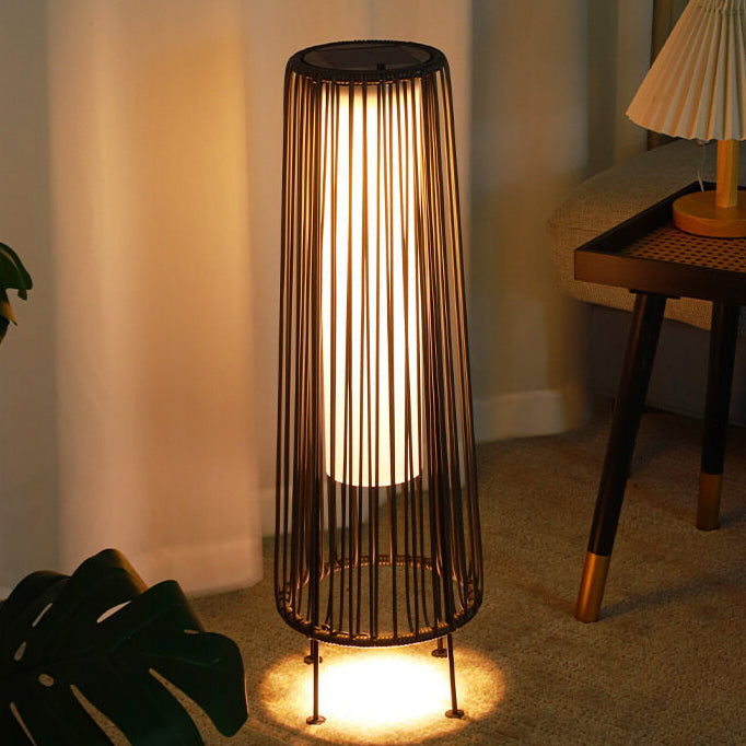 Moderner minimalistischer solarwasserfester runder vertikaler Zugstreifen Eisen Rattan LED Stehlampe für den Außenbereich Patio | Brehn