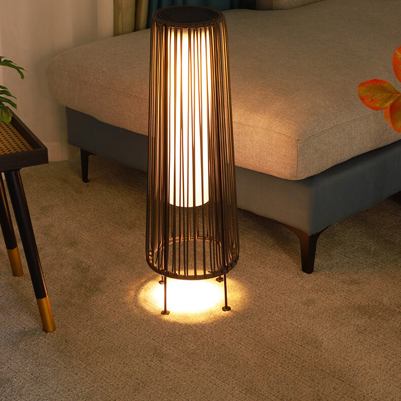 Moderner minimalistischer solarwasserfester runder vertikaler Zugstreifen Eisen Rattan LED Stehlampe für den Außenbereich Patio | Brehn