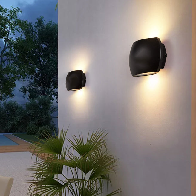 Zeitgenössische industrielle Halbkreis-Aluminium-LED-Außenwandleuchte für den Garten | Brehn
