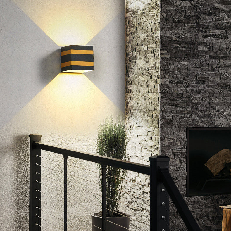 Minimalistische, quadratische LED-Wandleuchte aus Aluminium für den Außenbereich – wasserdicht und würfelförmig