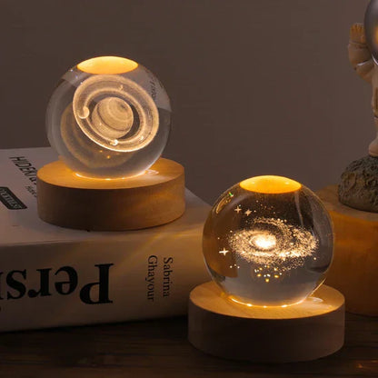 Leuchtende Kristallkugel mit LED – Dekorative 3D-Glaskugel mit Galaxie-Design und Holzsockel | Brehn