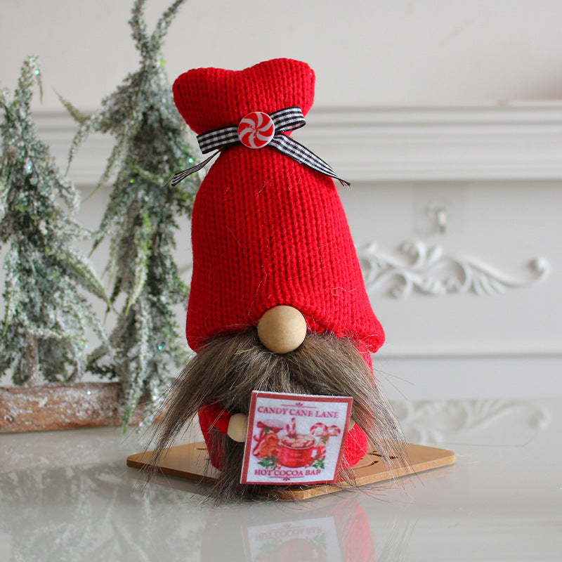 Weihnachts-Wichtel mit Strickmütze und Geweih