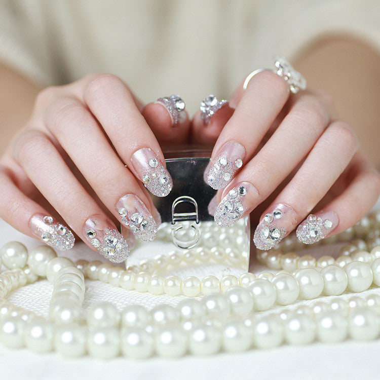 Glitzernde Kunstnägel mit Strass und funkelnden Akzenten Brehn