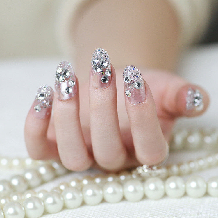 Glitzernde Kunstnägel mit Strass und funkelnden Akzenten Brehn