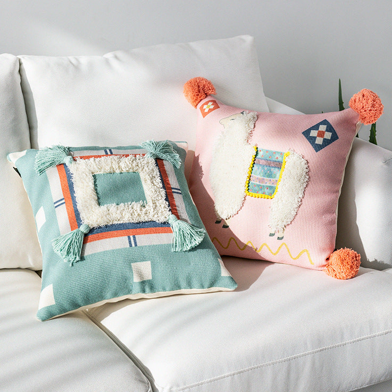 Quadratischer Kissenbezug mit 3D-Alpaka‑Applikation, Bouclé‑Patch und Bommel‑Ecken Brehn