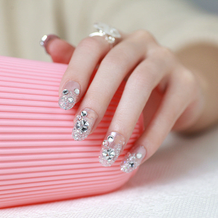 Glitzernde Kunstnägel mit Strass und funkelnden Akzenten Brehn