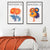 Set aus 2 gerahmten Kunstdrucken mit leuchtend orangefarbenen und blauen Motiven eines Sommerblumenmarktes