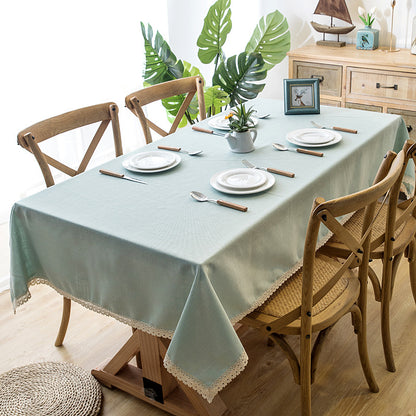 Elegante Tischdecke mit Spitze