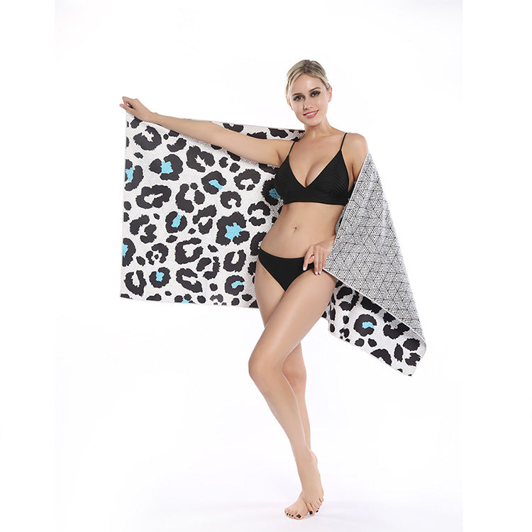 Strandtuch mit auffälligem Leopardenmotiv und bunten Akzenten Brehn