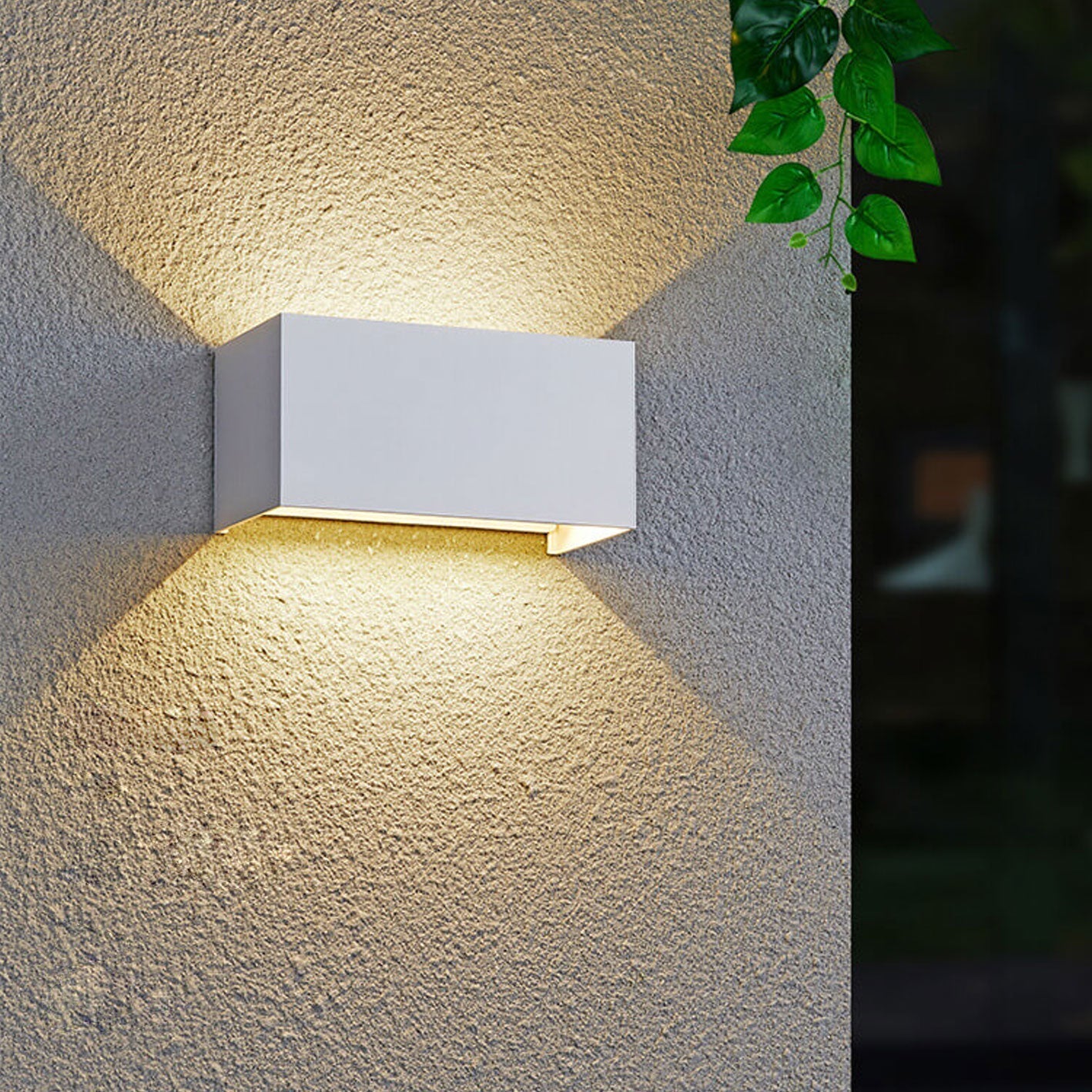 Moderne, wasserdichte, rechteckige LED-Wandleuchte für den Außenbereich mit nach oben und unten gerichteter Beleuchtung.