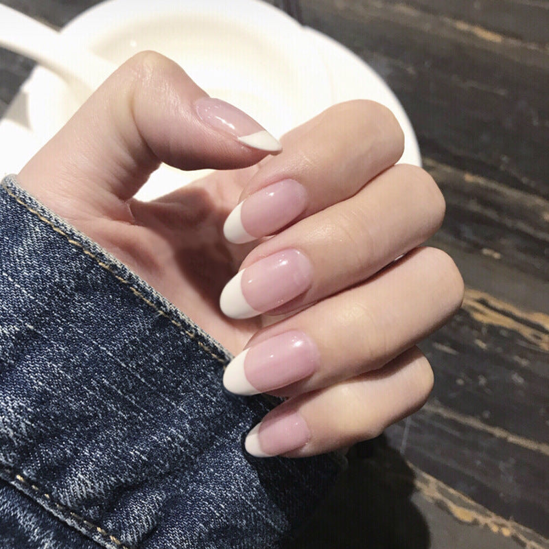 Hochwertige Kunstnägel im klassischen French Tip Design Brehn