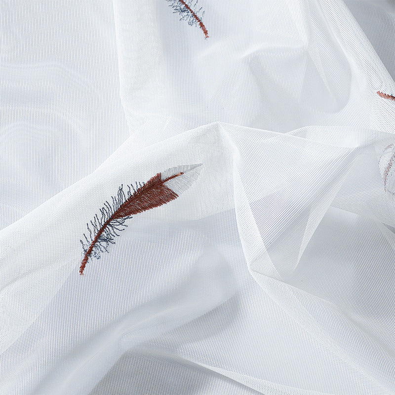 Transparenter Voile-Vorhang mit feiner Federstickerei und gewelltem Spitzenabschluss Brehn