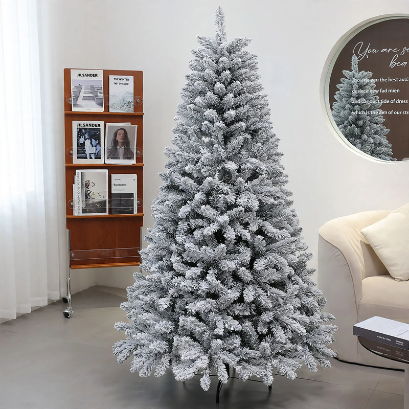 Künstlicher Weihnachtsbaum mit Schnee-Effekt