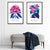 Set aus 2 gerahmten Kunstdrucken mit dem Motiv „Sommerblumenmarkt“ in leuchtendem Rosa und Blau
