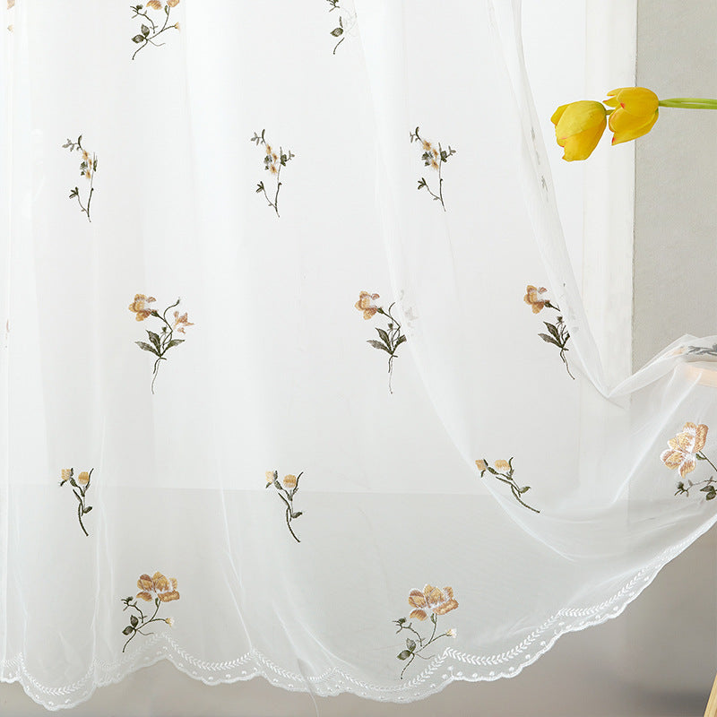 Besticktes Transparentgardinen‑Panel aus feinem Tüll mit floralem Stickrelief und gewelltem Saum Brehn