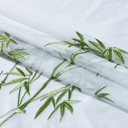 Gardine mit Ösen aus halbtransparentem Voile, besticktem Bambusmotiv und gesäumtem Zierrand Brehn