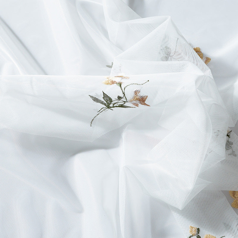 Besticktes Transparentgardinen‑Panel aus feinem Tüll mit floralem Stickrelief und gewelltem Saum Brehn
