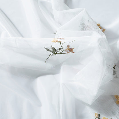 Besticktes Transparentgardinen‑Panel aus feinem Tüll mit floralem Stickrelief und gewelltem Saum Brehn