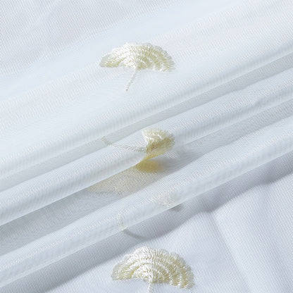 Transparenter Gardinenvorhang aus feinem Tüll mit bestickten Gingko‑Blättern und geschwungenem Spitzenabschluss Brehn