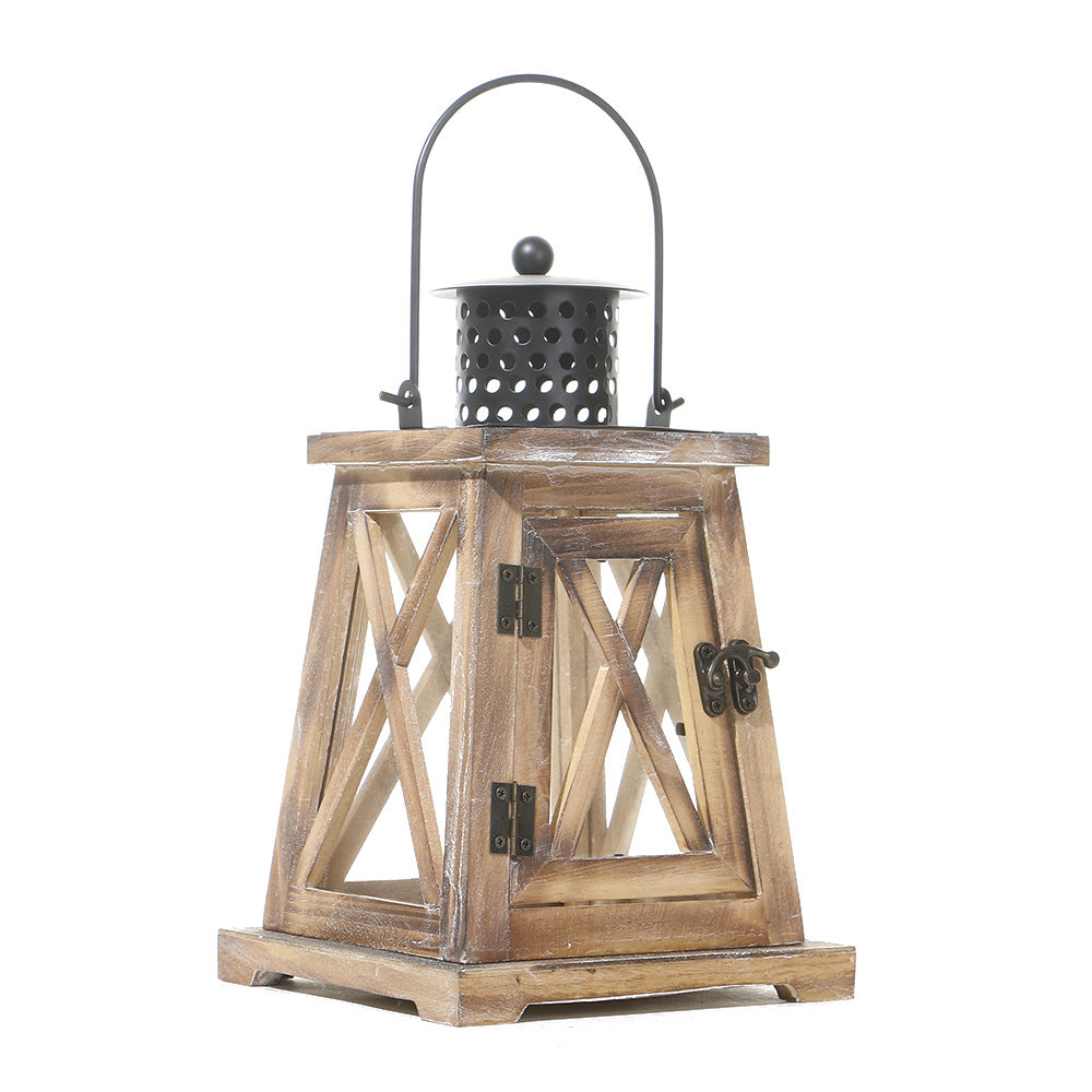Abgeplatzte Holz-Glas-Kerzenlaterne mit perforiertem Metalloberteil und Vintage-Verschluss Brehn