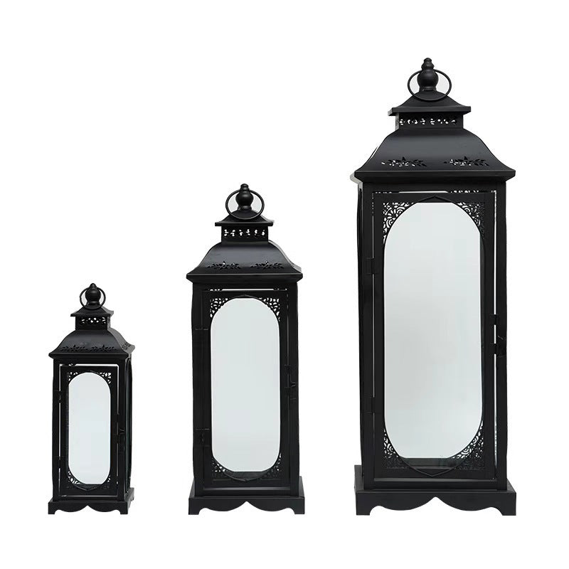 Dekoratives Metall-Glas-Laternen-Set mit gewölbten, paneelierten Fenstern und filigranem oberen Teil Brehn