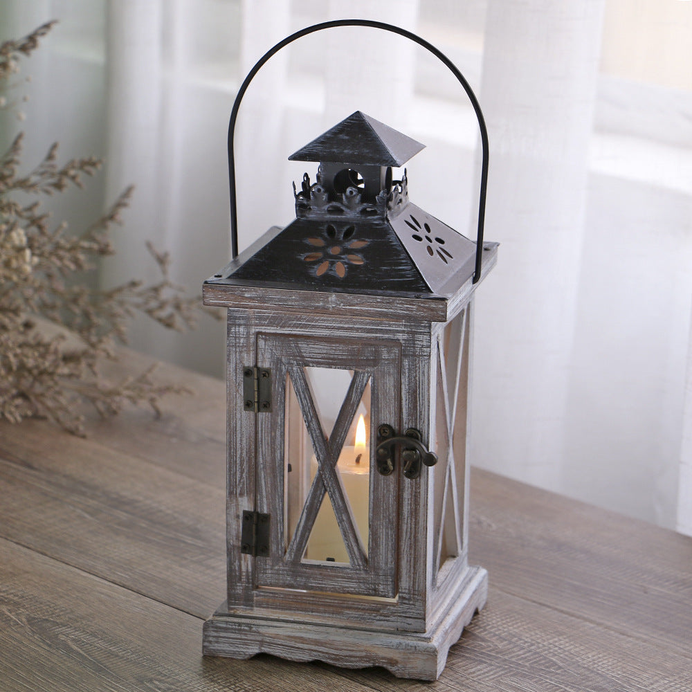 Abgeplatzte Holz-Glas-Kerzenlaterne mit perforiertem Metalloberteil und Vintage-Verschluss Brehn